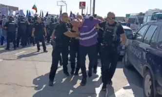 Стотици полицаи и жандармеристи спряха протестната акция на работниците и
