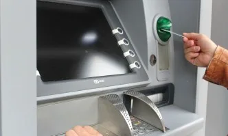 КЗП: Тегленето на пари от външни банкомати в курортите крие риск