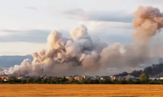 Вече повече от 12 часа продължават гърмежите в базата за