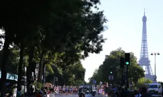 Наложи се забележителността да бъде евакуиранаМъж беше арестуван за изкачване