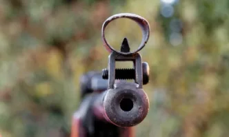 41 годишен мъж е прострелян в крака докато се разхожда в