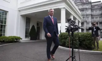 Шофьор на камион е бил задържан след като се блъснал