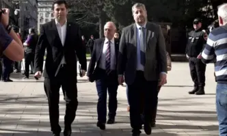 От Фейсбук профила на журналиста Явор ДачковКирил Петков говори десет