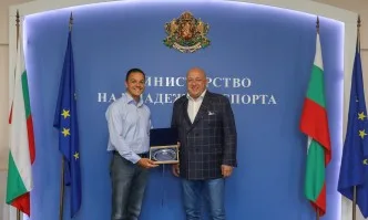 Министър Кралев награди плувеца Цанко Цанков за историческото преплуване на Бургаския залив