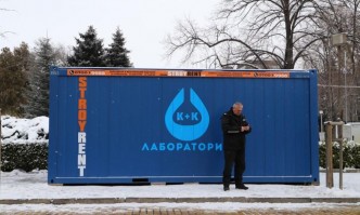 Два лабораторни пункта има разположени до входовете на двете сгради