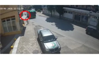 Мъж с дете на ръце ритна електоавтобус падна на земята