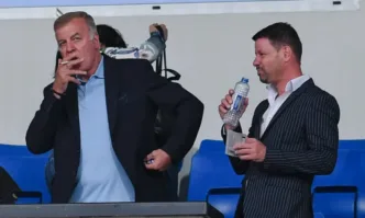 Вижте подробностиСобственикът на Левски Наско Сираков и генералният спонсор на