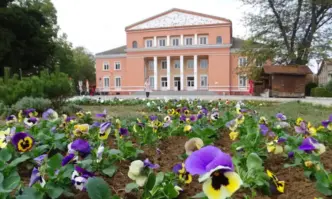 Започна есенното зацветяване в центъра на Луковит с което продължават