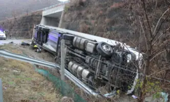 ТИР с прикачено ремарке се обърна тази нощ между Благоевград