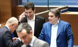 Има явно тайна координация между Пеевски Борисов и Радев която