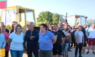 Земеделци протестират след опустошителната градушка в Садово: Правителството показа безхаберие