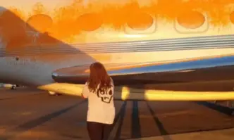 Екоактивисти успяха да проникнат днес на територията на летище във