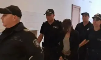 Тя ще носи електронна гривна и редовно ще се подлага