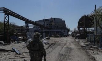 Евакуираха десетки цивилни от бункерите в завода Азовстал в Мариупол (ВИДЕО)