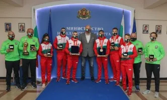 Министър Кралев награди медалистите от Европейското първенство по бокс за младежи