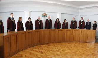 Клетва като конституционни съдии положиха проф Янаки Стоилов избран от