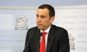 Протестът в подкрепа на Васил Терзиев започна воден от съпредседателите