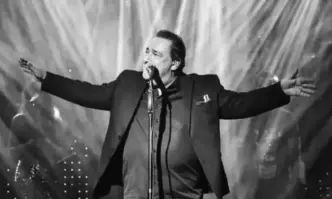 Днес Гърция изпраща известния гръцки певец Василис Карас който почина