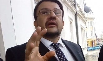 Като беше на палатката викаше с нас сега стои вътре