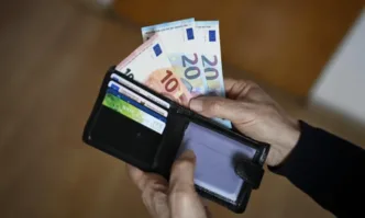 Тримесечният общ доход средно на човек от домакинство през четвъртото