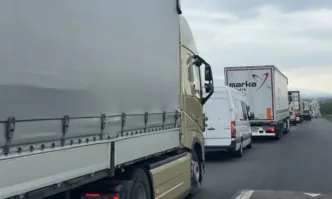 Автобус се подпали и блокира движението на АМ Тракия в посока Пловдив