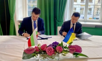 Българският премиер Кирил Петков и украинският президент Володимир Зеленски подписаха