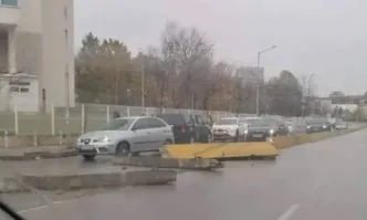 Автомобил на американското посолство катастрофира в София