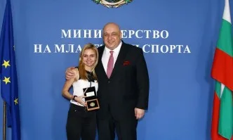 Министър Кралев награди Йоана Илиева за европейската титла на сабя при жените до 20 години