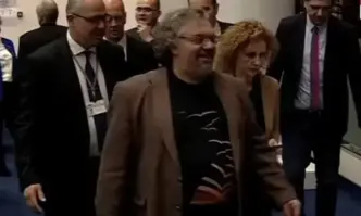 Квестори изведоха от пленарната зала депутата от ПП ДБ Манол Пейков