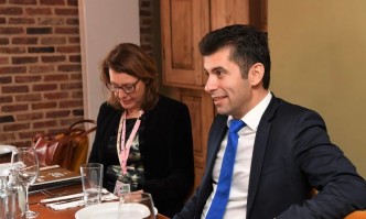 Кирил Петков е провел среща с европейския комисар по съседство