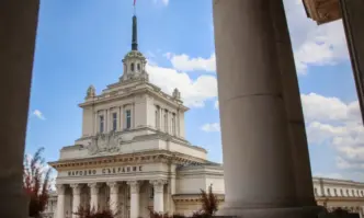 Със свой указ на основание чл 75 от Конституцията държавният