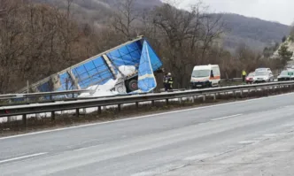 ТИР се обърна в канавката на км 56 на АМ Тракия