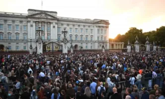 Великобритания отдава почит след смъртта на кралица Елизабет II