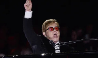 Британската попзвезда сър Елтън Джон изнесе специален концерт на моравата
