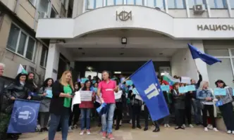 Десетки работници и служители от НСИ излязоха на протест пред