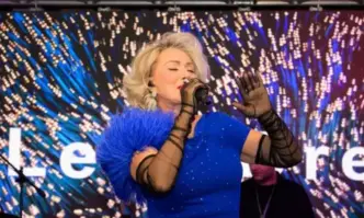 Легендарната сръбска турбофолк звезда Лепа Брена кацна с частен самолет