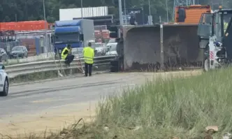 Движението в района не е спряноКамион превозващ пръст се е