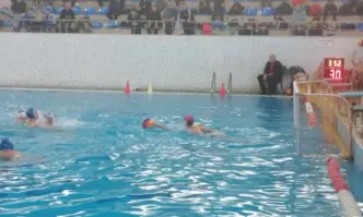 Малките ватерполисти играха с благотворителна кауза за лечението в чужбина