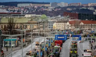 Стотици трактори нарушиха движението в центъра на Прага когато фермерите