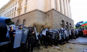 Клада от слама за полицаите на протеста (ГАЛЕРИЯ)