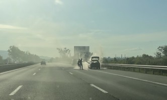 Лек автомобил се запали на автомагистрала Тракия на входа на