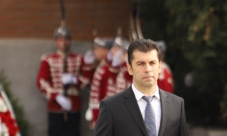 Викове Оставка и затвор и Киро вън отекнаха пред паметника