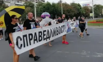 Близки и приятели на убитите младежи Димитър Малинов от Цалапица