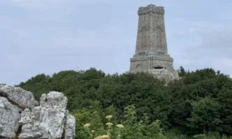 И днес йощ Балканът щом буря зафаща спомня тоз ден