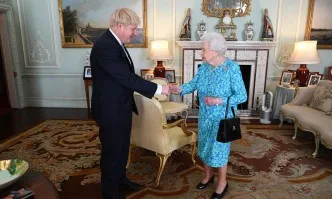 Какво носи в чантичката си кралица Елизабет II?