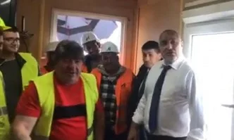 Премиерът Борисов занесе печено агне на работниците на АМ Тракия (ВИДЕО)