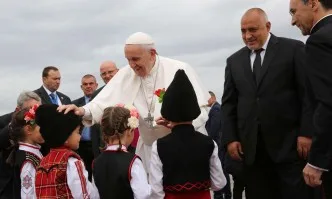 Папа Франциск вече е на българска земя