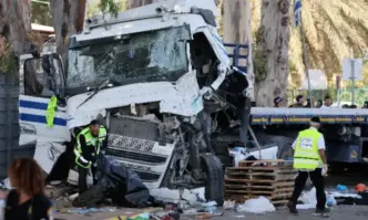 Най малко 24 души са пострадали след като камион се вряза