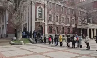 Десетки желаещи се наредиха на опашка за билети пред Народния