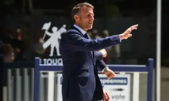 Mесеците на политическа криза и назначаването на центриста Франсоа Байру